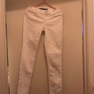 Levis color white
